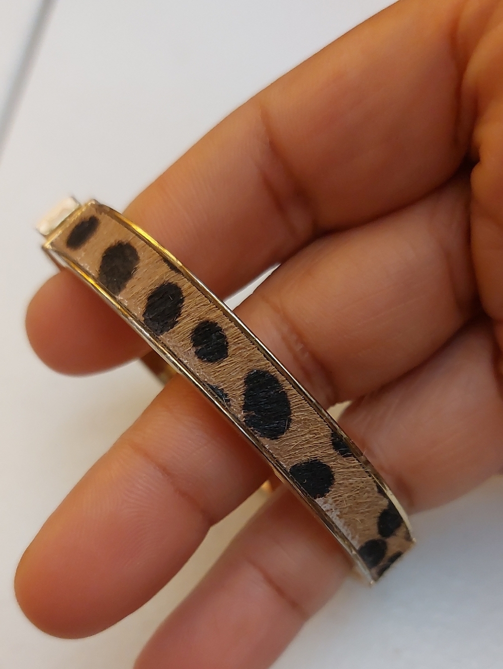 LOFT Cheetah Leopard Faux Fur Inlay Gold Tone Hinged Bangle Bracelet - Picture 2 of 7